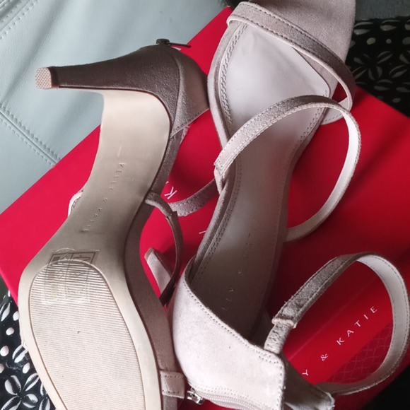 Kelly and Katie Courtnee Sandal - Picture 7 of 8